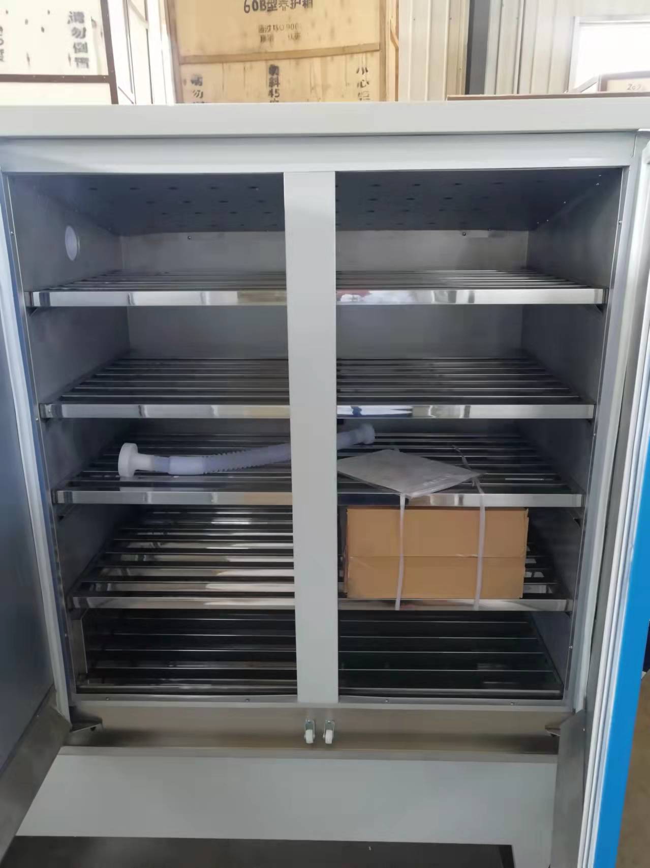 Laboratoriobetonitestauslohkokovetuslaatikko